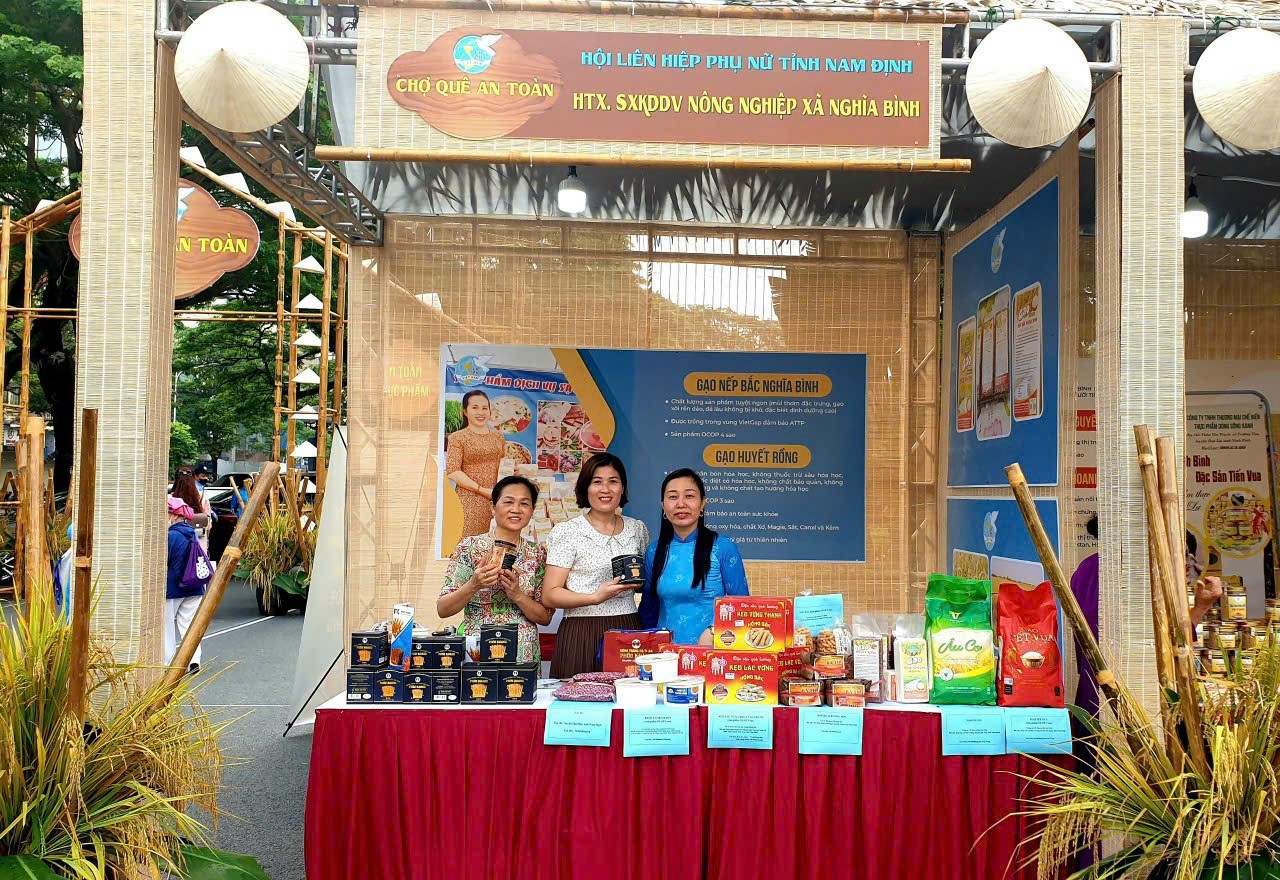 HTX Nghĩa Bình tham gia giới thiệu sản phẩm Gạo tại Chợ Quê An Toàn